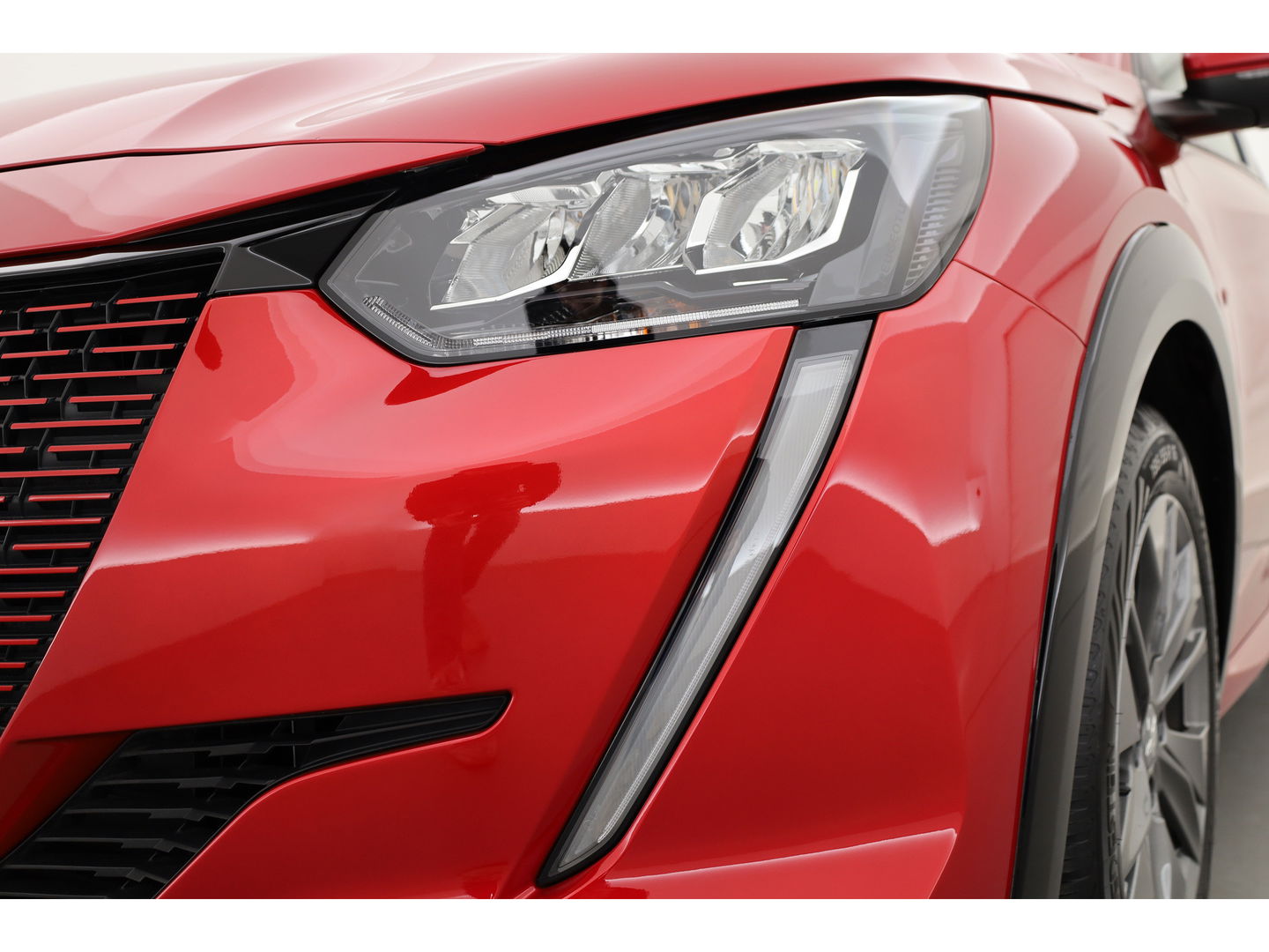 Peugeot e-208 EV Allure Pack 50 kWh | CarPlay | PDC V+A | Camera | Cruise Contr. | DAB | LED | Stoel verw. | 16'' | Navi