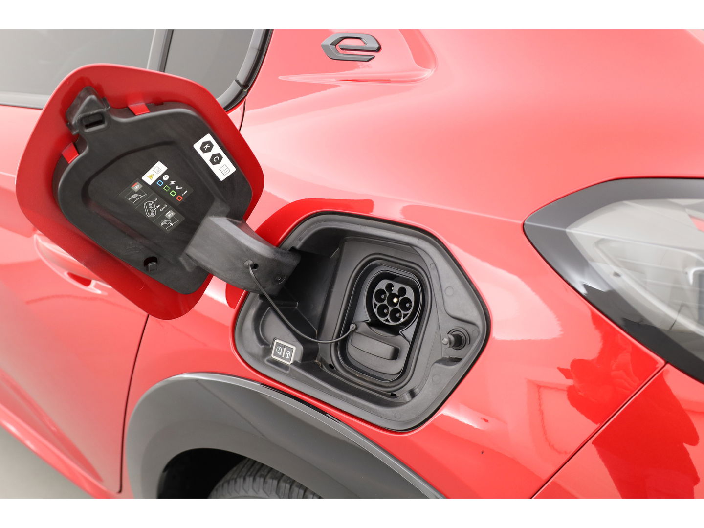 Peugeot e-208 EV Allure Pack 50 kWh | CarPlay | PDC V+A | Camera | Cruise Contr. | DAB | LED | Stoel verw. | 16'' | Navi