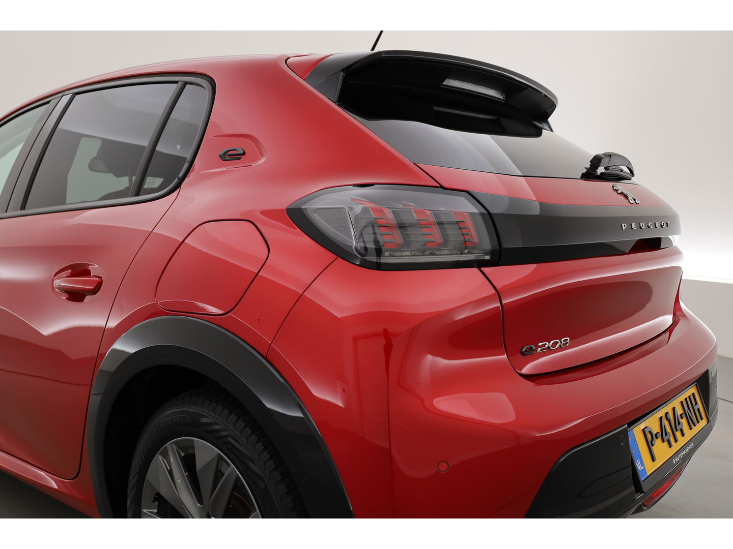 Peugeot e-208 EV Allure Pack 50 kWh | CarPlay | PDC V+A | Camera | Cruise Contr. | DAB | LED | Stoel verw. | 16'' | Navi