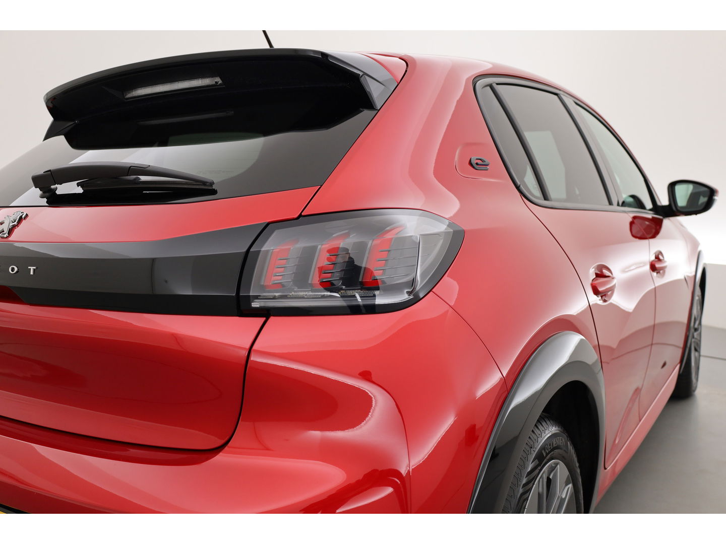 Peugeot e-208 EV Allure Pack 50 kWh | CarPlay | PDC V+A | Camera | Cruise Contr. | DAB | LED | Stoel verw. | 16'' | Navi