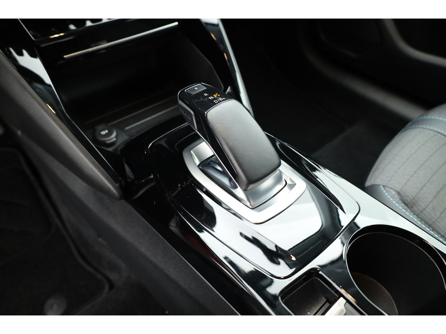 Peugeot e-208 EV Allure Pack 50 kWh | CarPlay | PDC V+A | Camera | Cruise Contr. | DAB | LED | Stoel verw. | 16'' | Navi