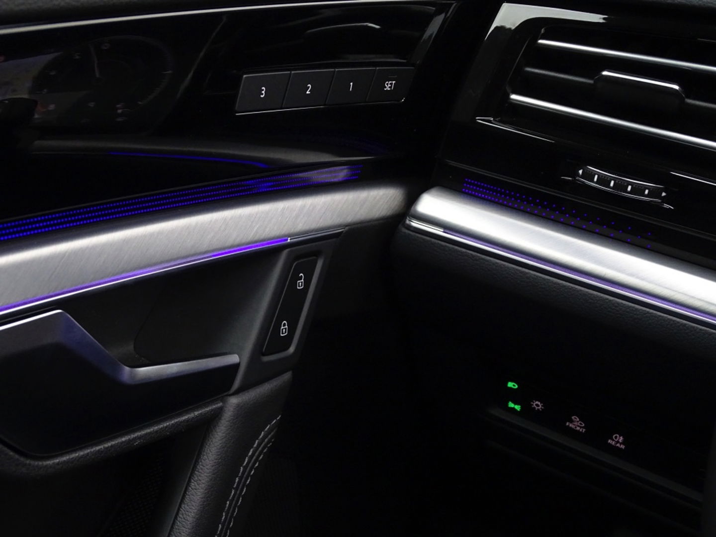 Volkswagen Touareg 3.0 TSI e-Hybrid 462PK / pano / 360° / trekhaak