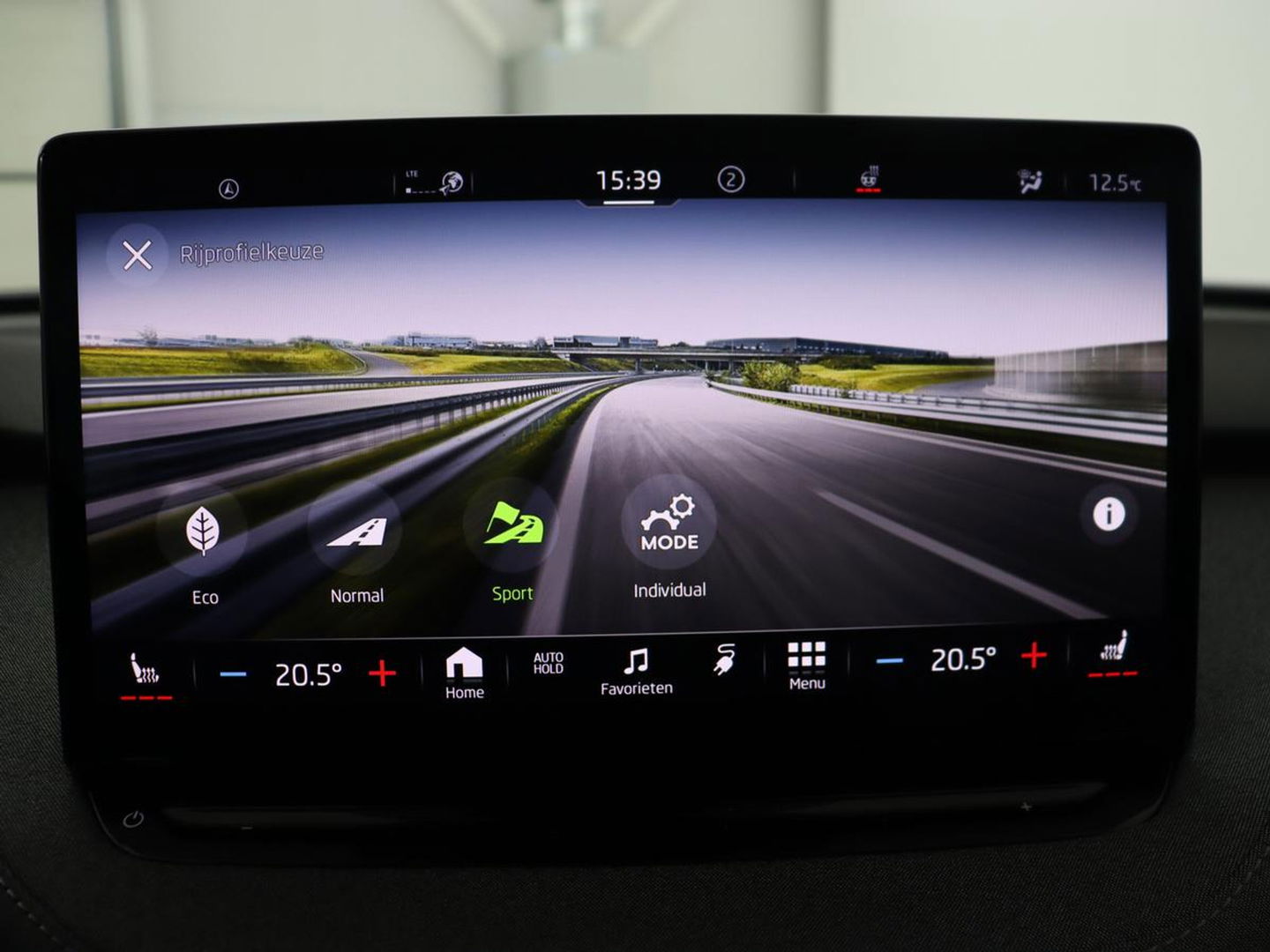 Škoda Enyaq iV 80 | Stoel & stuurverwarming | Carplay | Keyless | Navigatie | Camera | Half leder | Cruise control | Full LED | Parkeerhulp