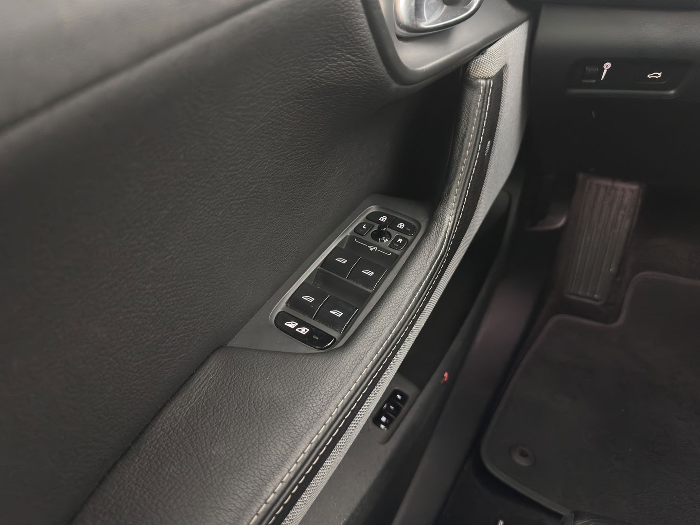 Polestar 2 Long Range Dual Motor Launch Edition 78kWh [ 3-Fase ] {SOH-92%} (INCL-BTW) *PANO | LEATHER | NAVI-FULLMAP | FULL-LED | BLIND-SPOT | KEYLESS | LANE-ASSIST | DIGI-COCKPIT | CARPLAY | DAB+ | HEATED-COMFORTSEATS | ECC | MEMORY-PACK | PDC | 20''ALU*