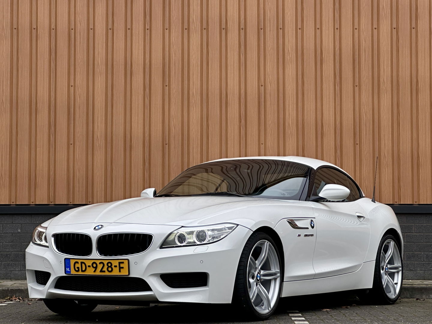 BMW Z4 Roadster sDrive18i Executive | Hardtop | Dealer Onderhouden | 2 Eigenaren | Cruise Control | Parkeersensoren | Stoelverwarming | Bluetooth | Lederen Bekleding | 19" Lichtmetaal |