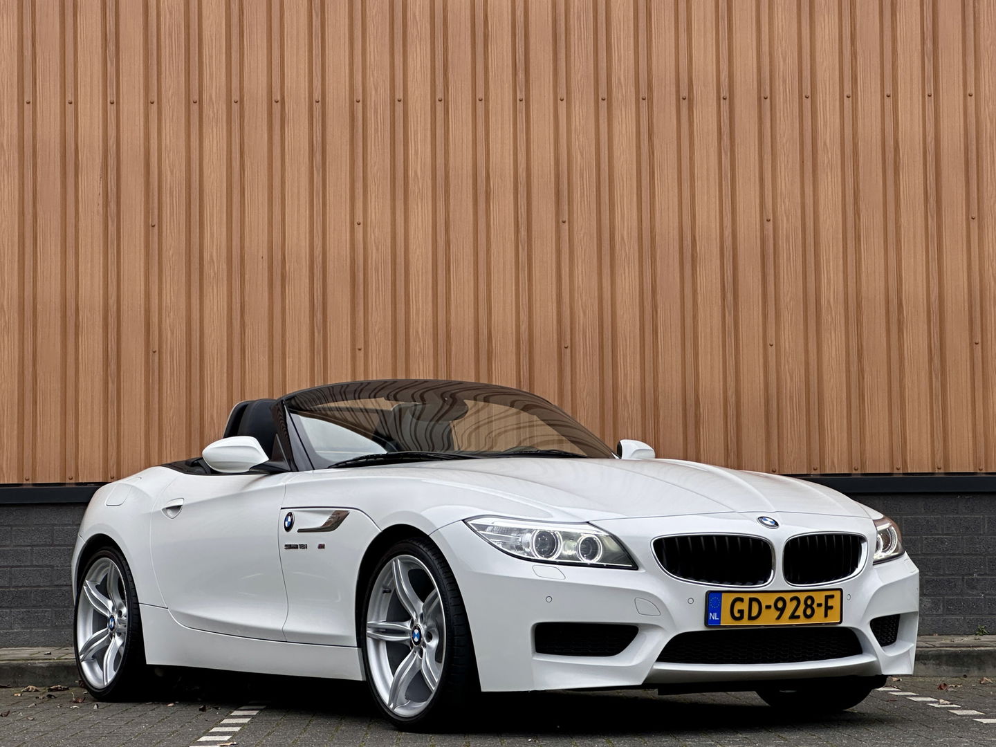 BMW Z4 Roadster sDrive18i Executive | Hardtop | Dealer Onderhouden | 2 Eigenaren | Cruise Control | Parkeersensoren | Stoelverwarming | Bluetooth | Lederen Bekleding | 19" Lichtmetaal |