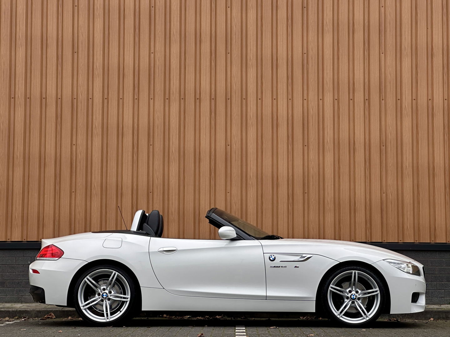 BMW Z4 Roadster sDrive18i Executive | Hardtop | Dealer Onderhouden | 2 Eigenaren | Cruise Control | Parkeersensoren | Stoelverwarming | Bluetooth | Lederen Bekleding | 19" Lichtmetaal |
