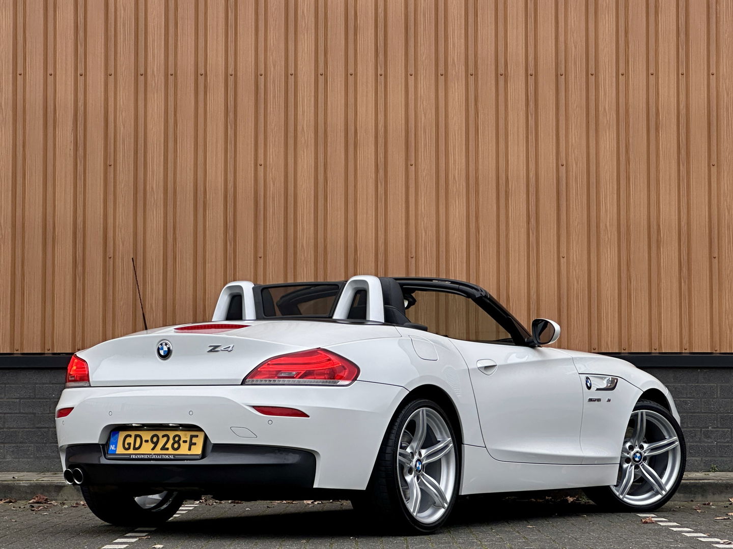 BMW Z4 Roadster sDrive18i Executive | Hardtop | Dealer Onderhouden | 2 Eigenaren | Cruise Control | Parkeersensoren | Stoelverwarming | Bluetooth | Lederen Bekleding | 19" Lichtmetaal |