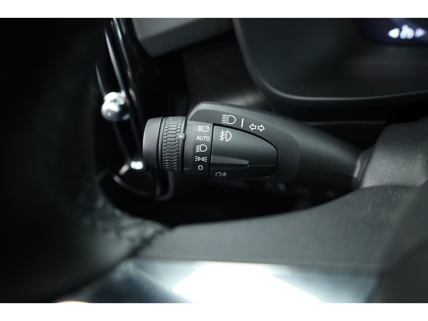 Volvo XC40 1.5 T5 Plug-in hybrid Plus Dark Facelift | Elek. stoelen +  geheugen | H&K Audio | Camera  | Stoel + stuurverw. |