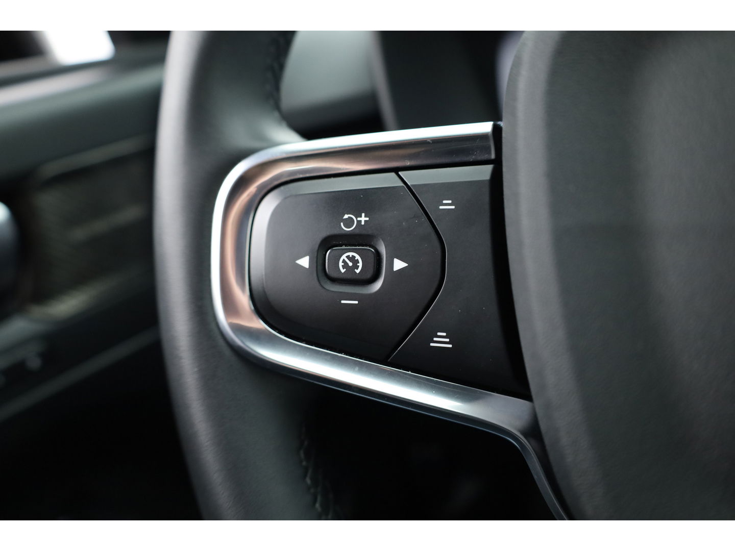 Volvo XC40 1.5 T5 Plug-in hybrid Plus Dark Facelift | Elek. stoelen +  geheugen | H&K Audio | Camera  | Stoel + stuurverw. |