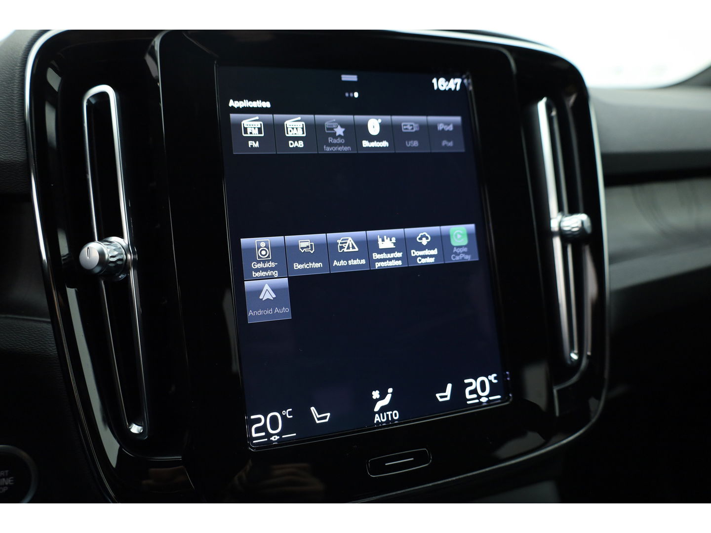 Volvo XC40 1.5 T5 Plug-in hybrid Plus Dark Facelift | Elek. stoelen +  geheugen | H&K Audio | Camera  | Stoel + stuurverw. |