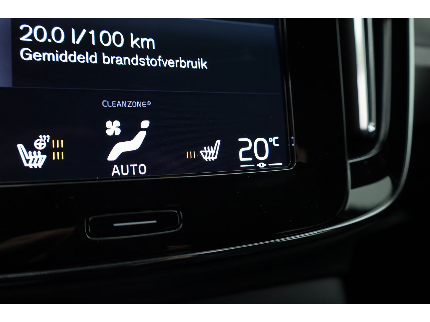 Volvo XC40 1.5 T5 Plug-in hybrid Plus Dark Facelift | Elek. stoelen +  geheugen | H&K Audio | Camera  | Stoel + stuurverw. |