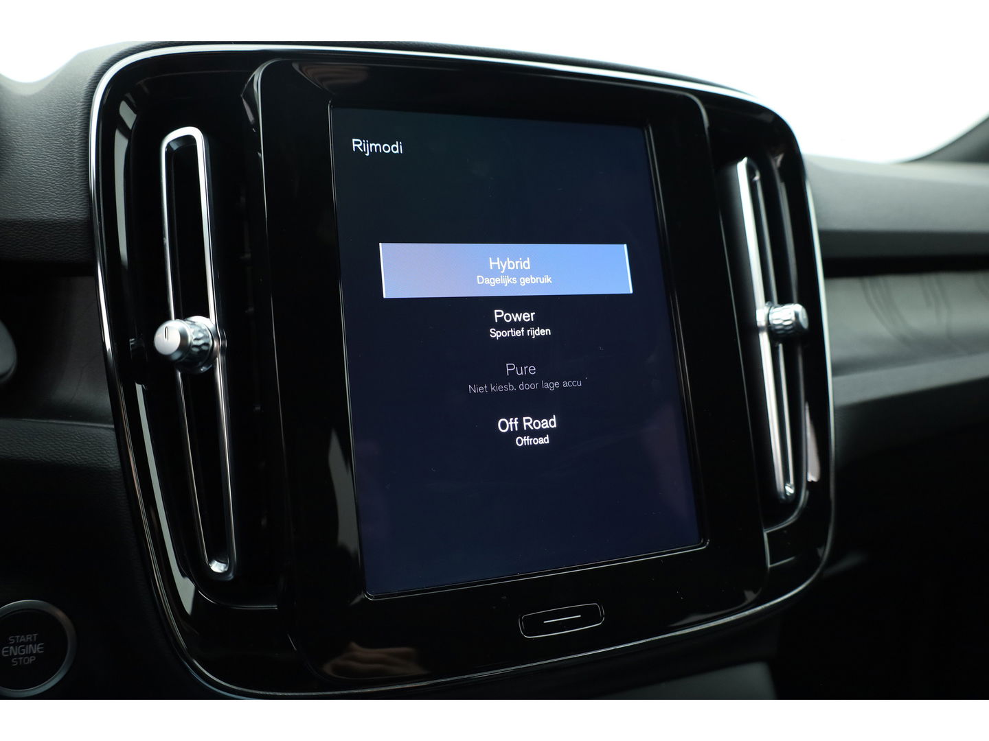 Volvo XC40 1.5 T5 Plug-in hybrid Plus Dark Facelift | Elek. stoelen +  geheugen | H&K Audio | Camera  | Stoel + stuurverw. |