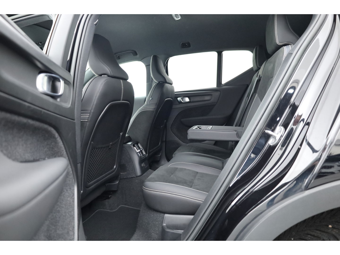 Volvo XC40 1.5 T5 Plug-in hybrid Plus Dark Facelift | Elek. stoelen +  geheugen | H&K Audio | Camera  | Stoel + stuurverw. |