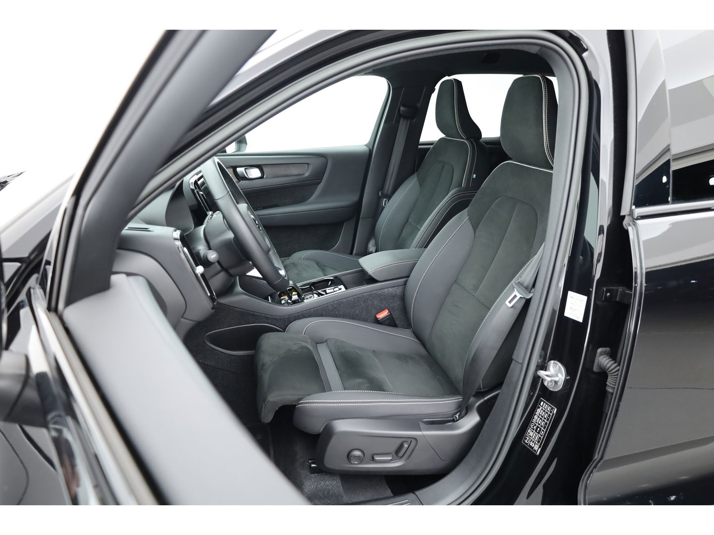 Volvo XC40 1.5 T5 Plug-in hybrid Plus Dark Facelift | Elek. stoelen +  geheugen | H&K Audio | Camera  | Stoel + stuurverw. |