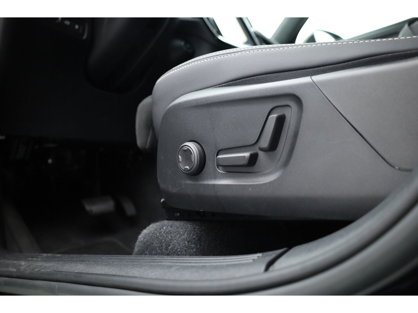 Volvo XC40 1.5 T5 Plug-in hybrid Plus Dark Facelift | Elek. stoelen +  geheugen | H&K Audio | Camera  | Stoel + stuurverw. |