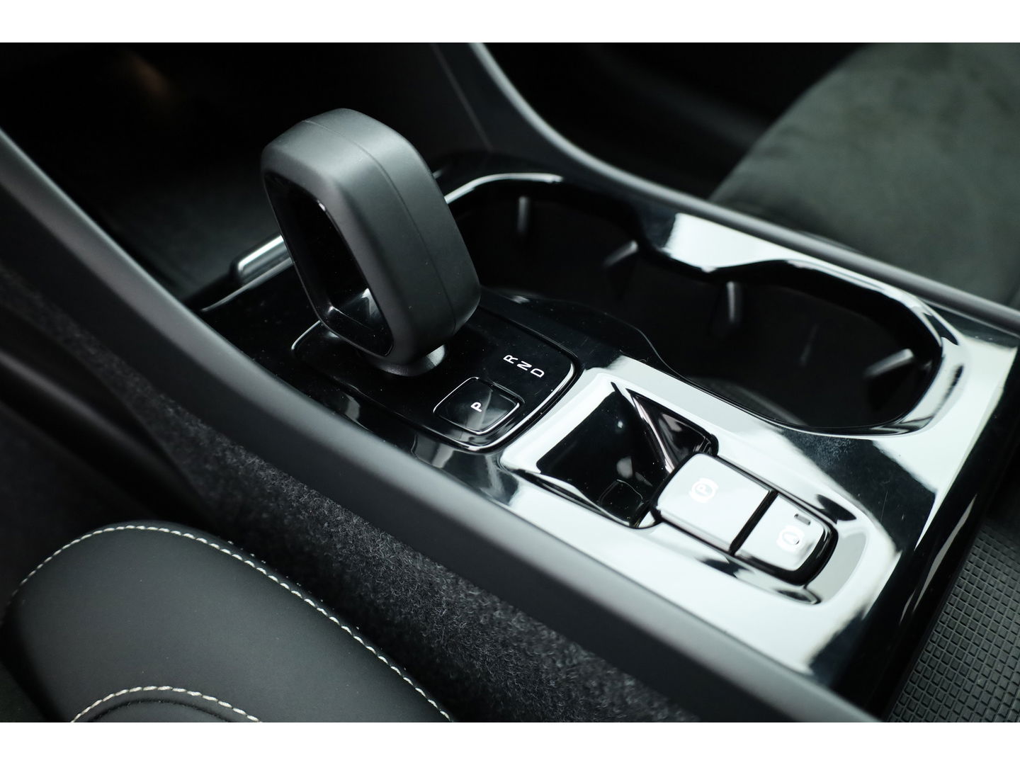 Volvo XC40 1.5 T5 Plug-in hybrid Plus Dark Facelift | Elek. stoelen +  geheugen | H&K Audio | Camera  | Stoel + stuurverw. |