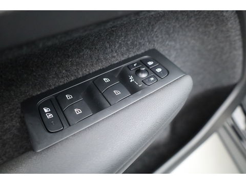 Volvo XC40 1.5 T5 Plug-in hybrid Plus Dark Facelift | Elek. stoelen +  geheugen | H&K Audio | Camera  | Stoel + stuurverw. |