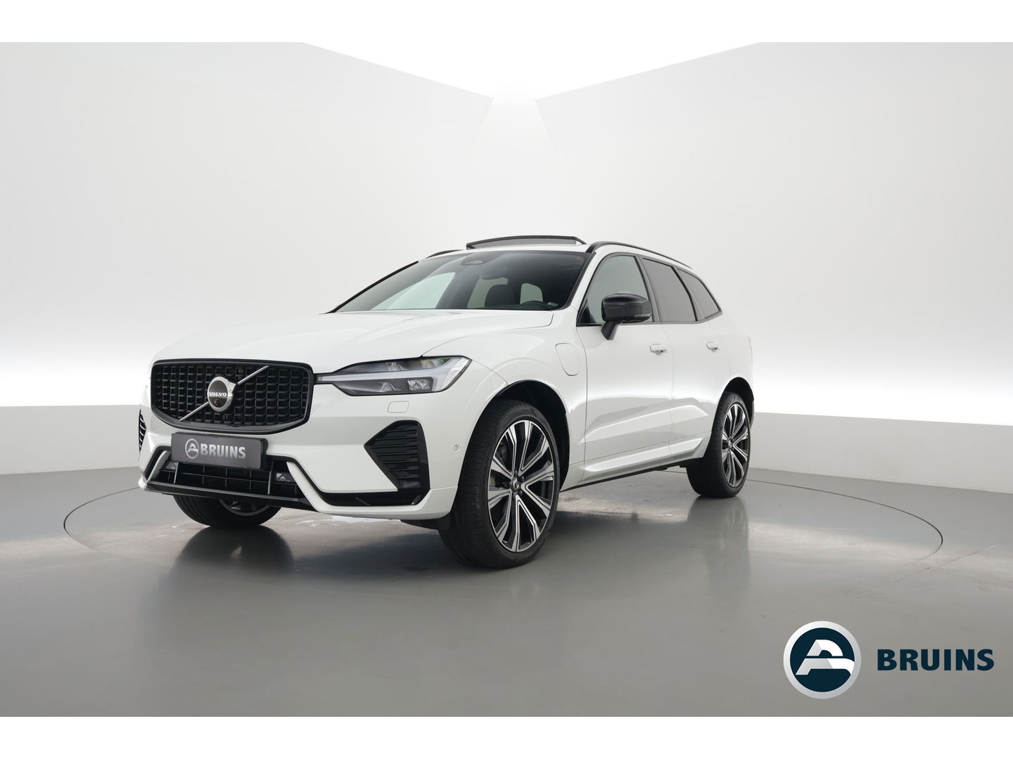 Volvo XC60 2.0 T6 Plug-in hybrid AWD R-Design | Facelift | Long Range | Pano-dak | 21 inch | Sportstoelen | 360 camera | ACC | Standkachel