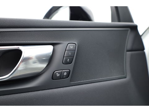 Volvo XC60 2.0 T6 Plug-in hybrid AWD R-Design | Facelift | Long Range | Pano-dak | 21 inch | Sportstoelen | 360 camera | ACC | Standkachel