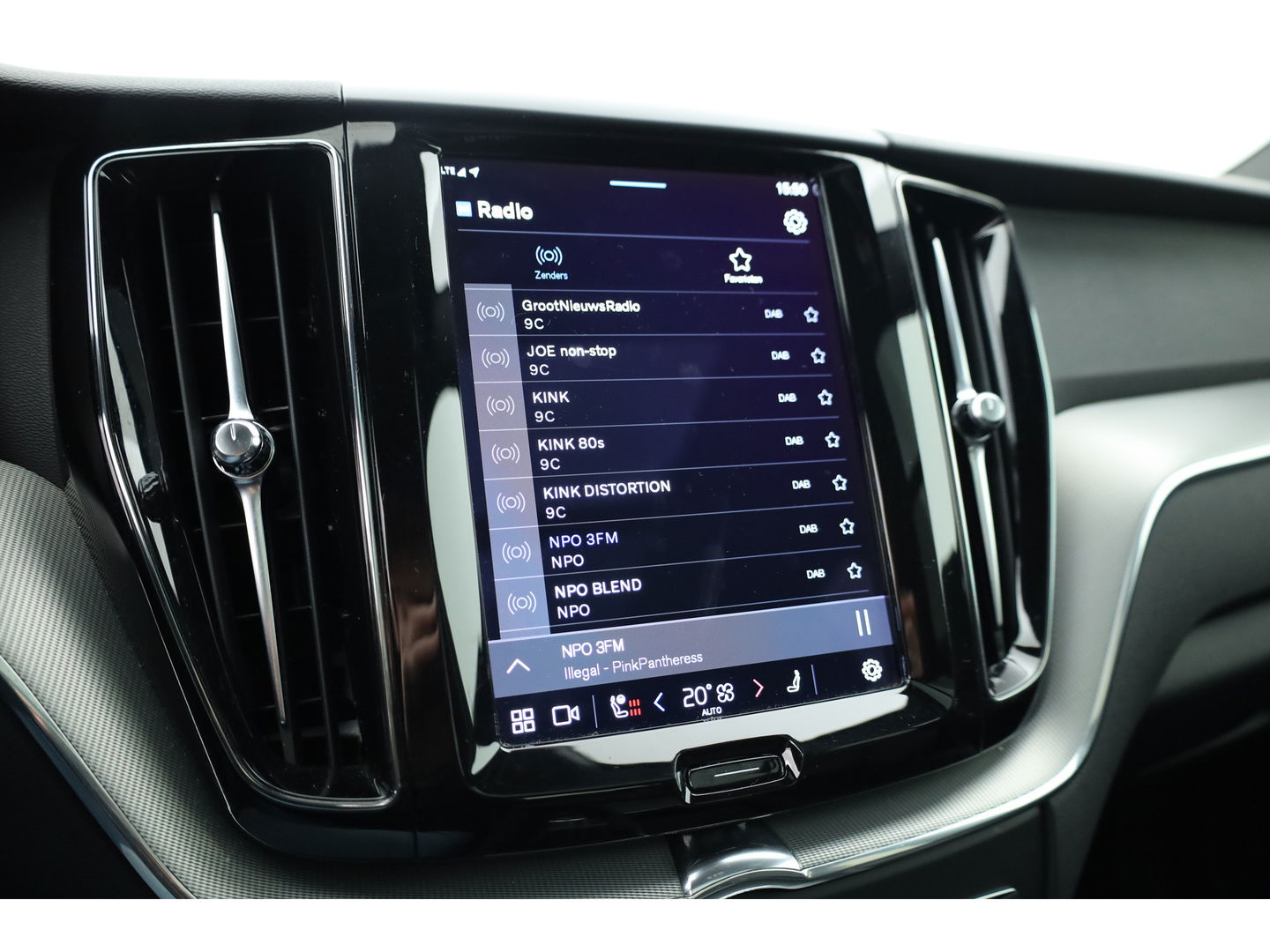 Volvo XC60 2.0 T6 Plug-in hybrid AWD R-Design | Facelift | Long Range | Pano-dak | 21 inch | Sportstoelen | 360 camera | ACC | Standkachel