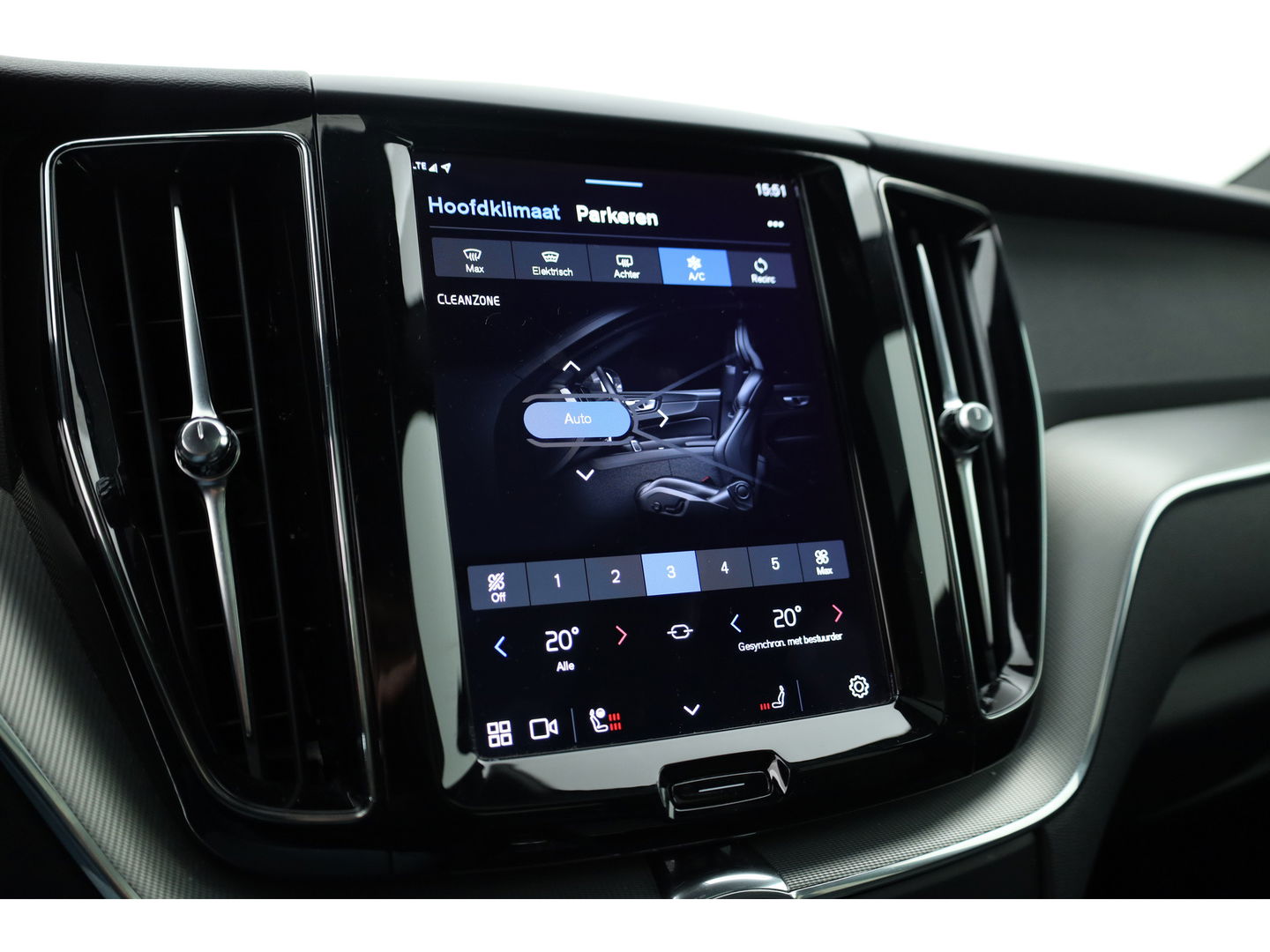 Volvo XC60 2.0 T6 Plug-in hybrid AWD R-Design | Facelift | Long Range | Pano-dak | 21 inch | Sportstoelen | 360 camera | ACC | Standkachel