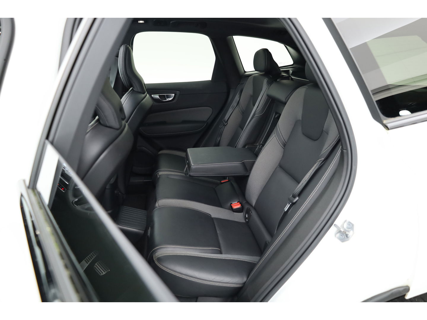 Volvo XC60 2.0 T6 Plug-in hybrid AWD R-Design | Facelift | Long Range | Pano-dak | 21 inch | Sportstoelen | 360 camera | ACC | Standkachel