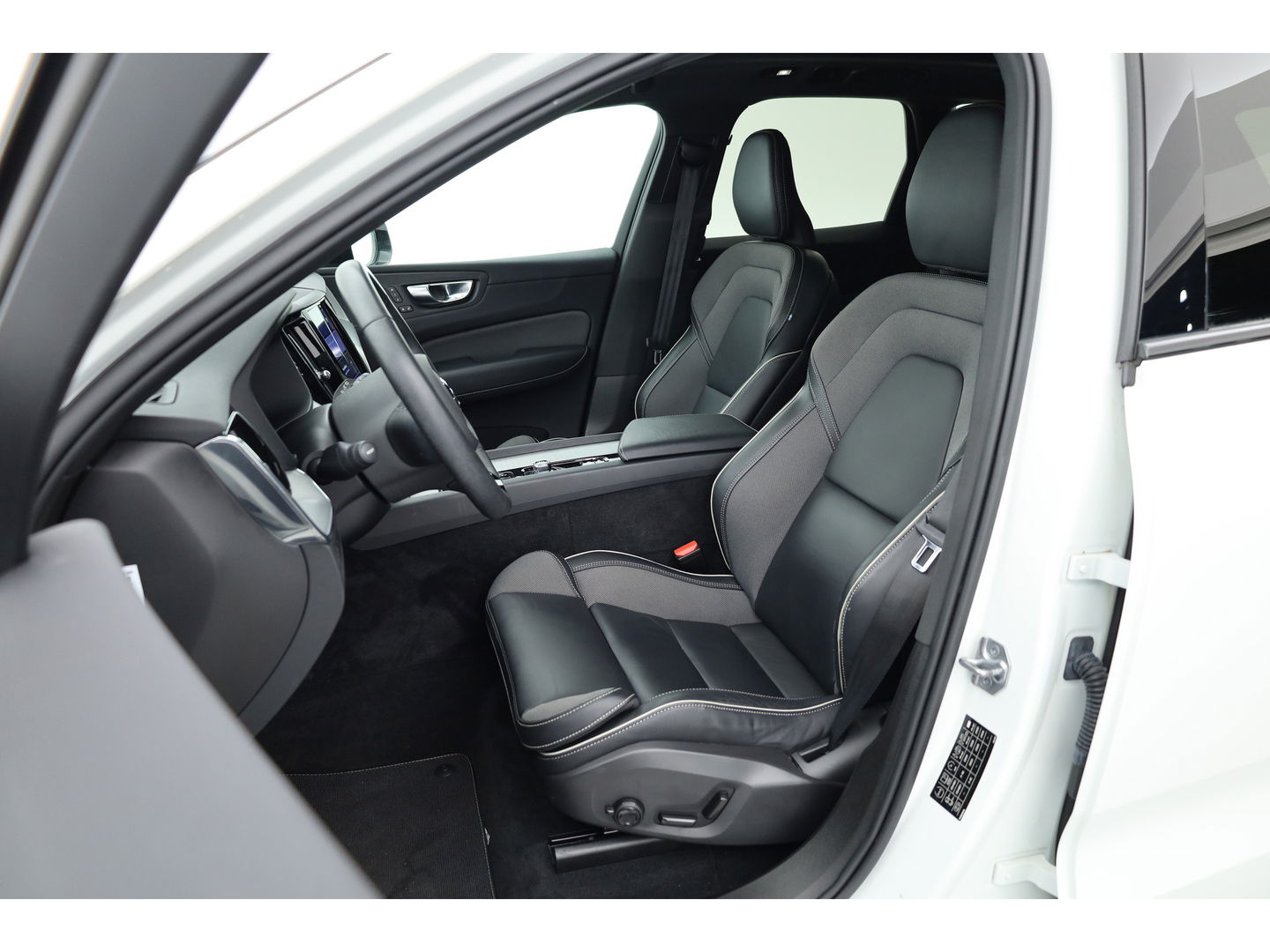 Volvo XC60 2.0 T6 Plug-in hybrid AWD R-Design | Facelift | Long Range | Pano-dak | 21 inch | Sportstoelen | 360 camera | ACC | Standkachel