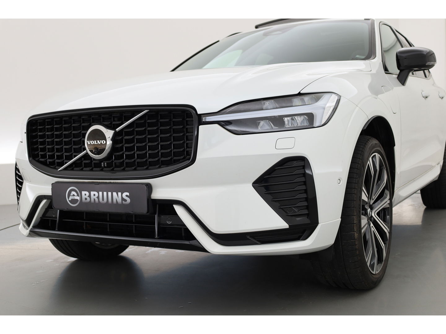 Volvo XC60 2.0 T6 Plug-in hybrid AWD R-Design | Facelift | Long Range | Pano-dak | 21 inch | Sportstoelen | 360 camera | ACC | Standkachel