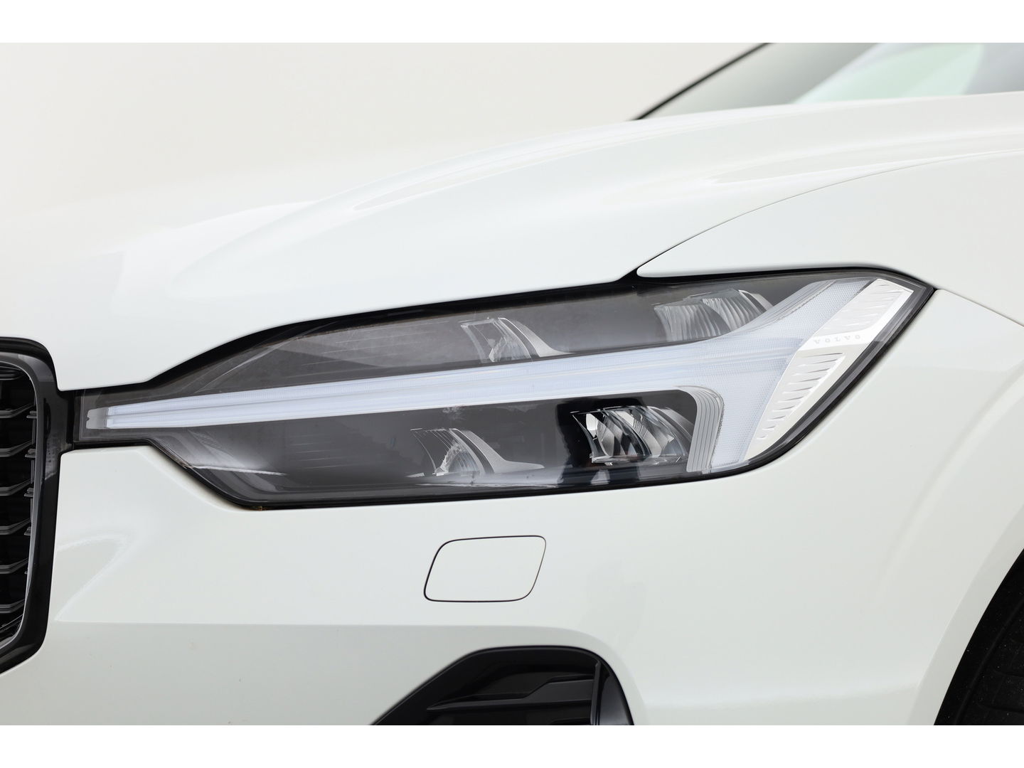 Volvo XC60 2.0 T6 Plug-in hybrid AWD R-Design | Facelift | Long Range | Pano-dak | 21 inch | Sportstoelen | 360 camera | ACC | Standkachel