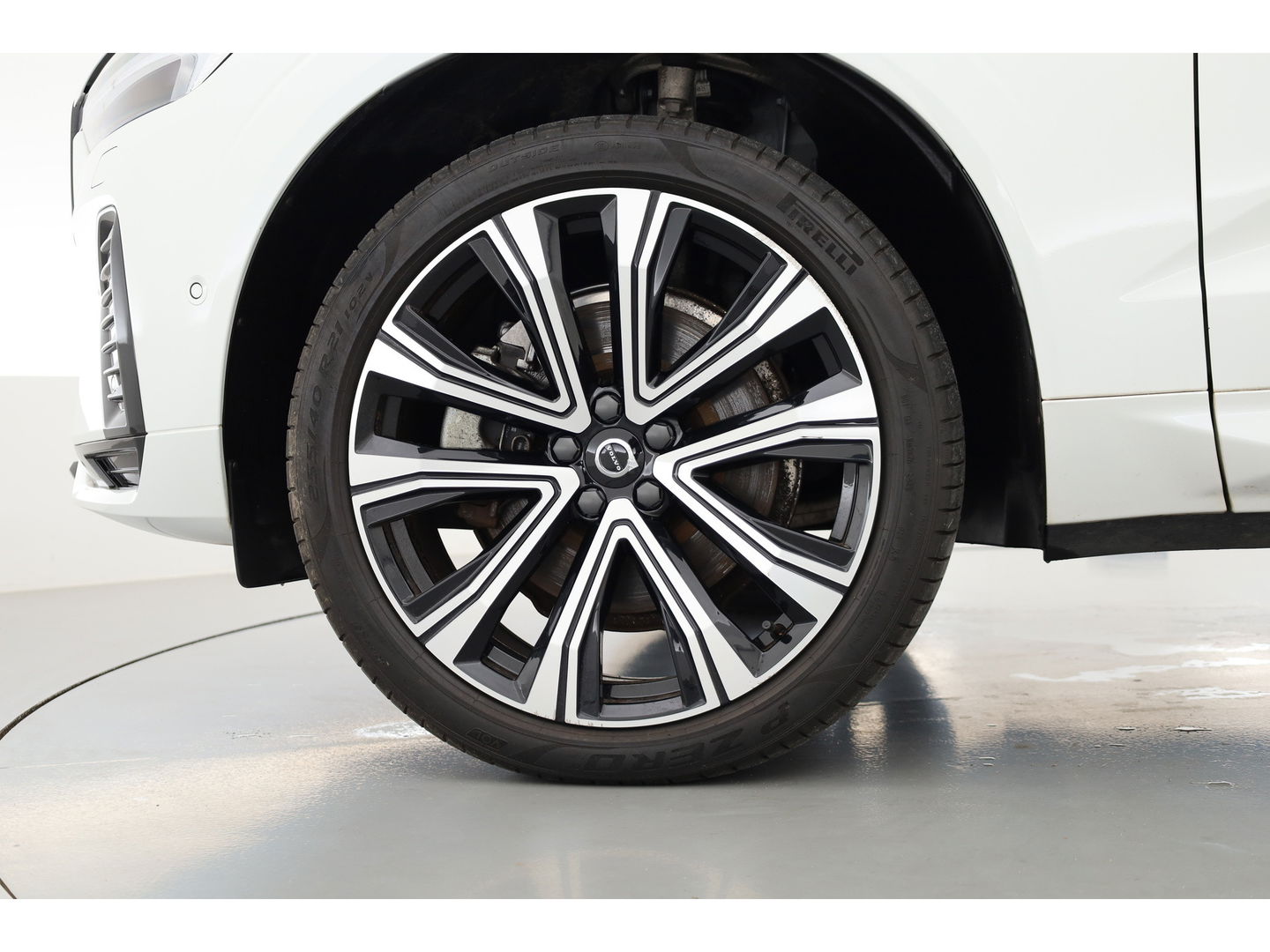 Volvo XC60 2.0 T6 Plug-in hybrid AWD R-Design | Facelift | Long Range | Pano-dak | 21 inch | Sportstoelen | 360 camera | ACC | Standkachel