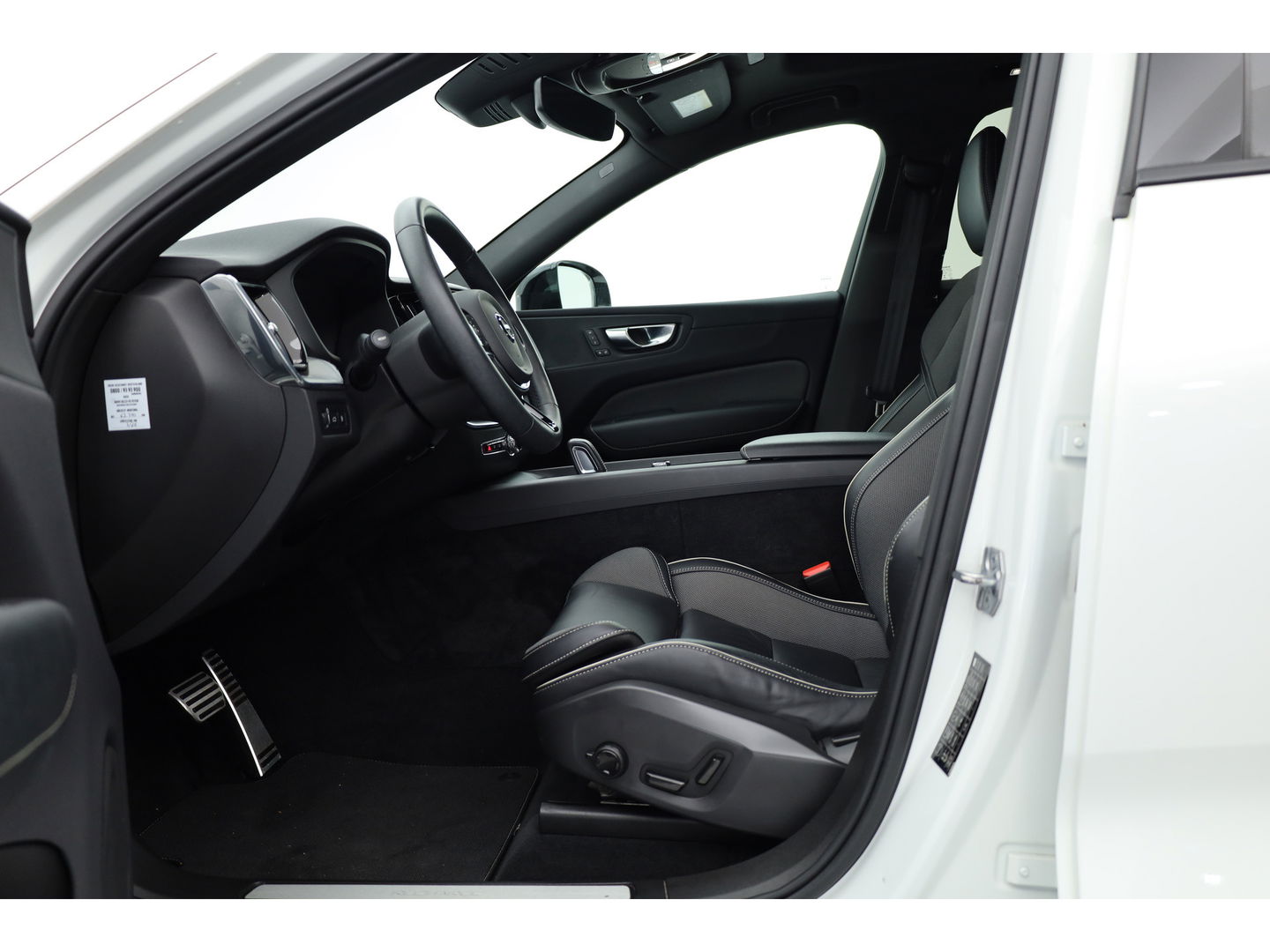 Volvo XC60 2.0 T6 Plug-in hybrid AWD R-Design | Facelift | Long Range | Pano-dak | 21 inch | Sportstoelen | 360 camera | ACC | Standkachel