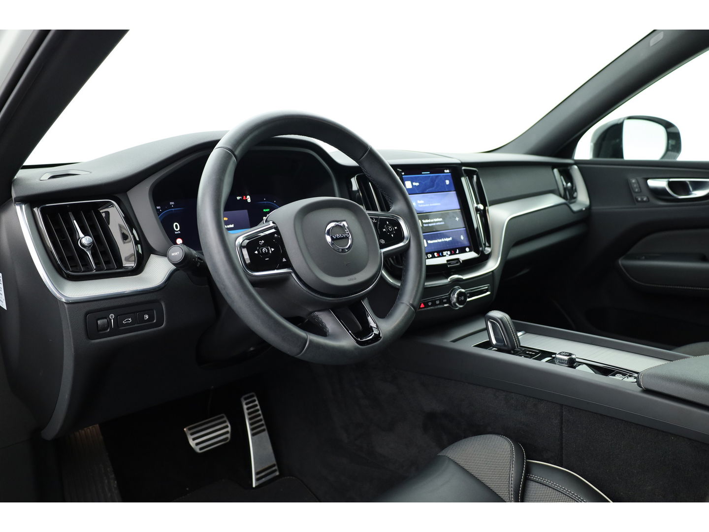 Volvo XC60 2.0 T6 Plug-in hybrid AWD R-Design | Facelift | Long Range | Pano-dak | 21 inch | Sportstoelen | 360 camera | ACC | Standkachel