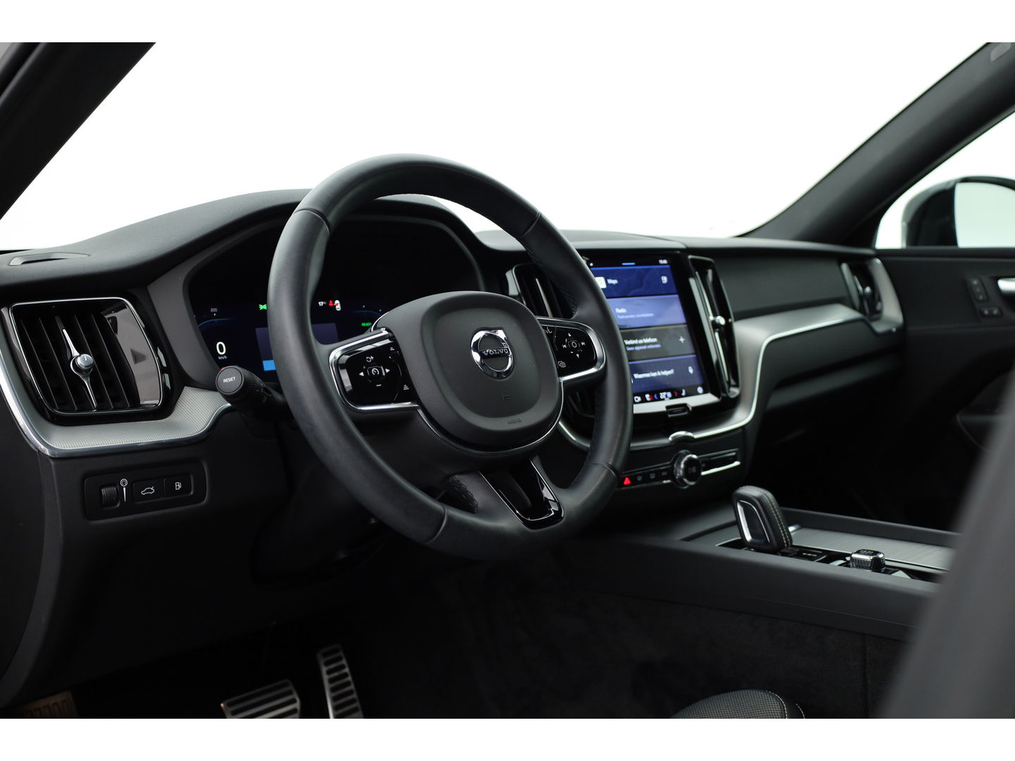 Volvo XC60 2.0 T6 Plug-in hybrid AWD R-Design | Facelift | Long Range | Pano-dak | 21 inch | Sportstoelen | 360 camera | ACC | Standkachel