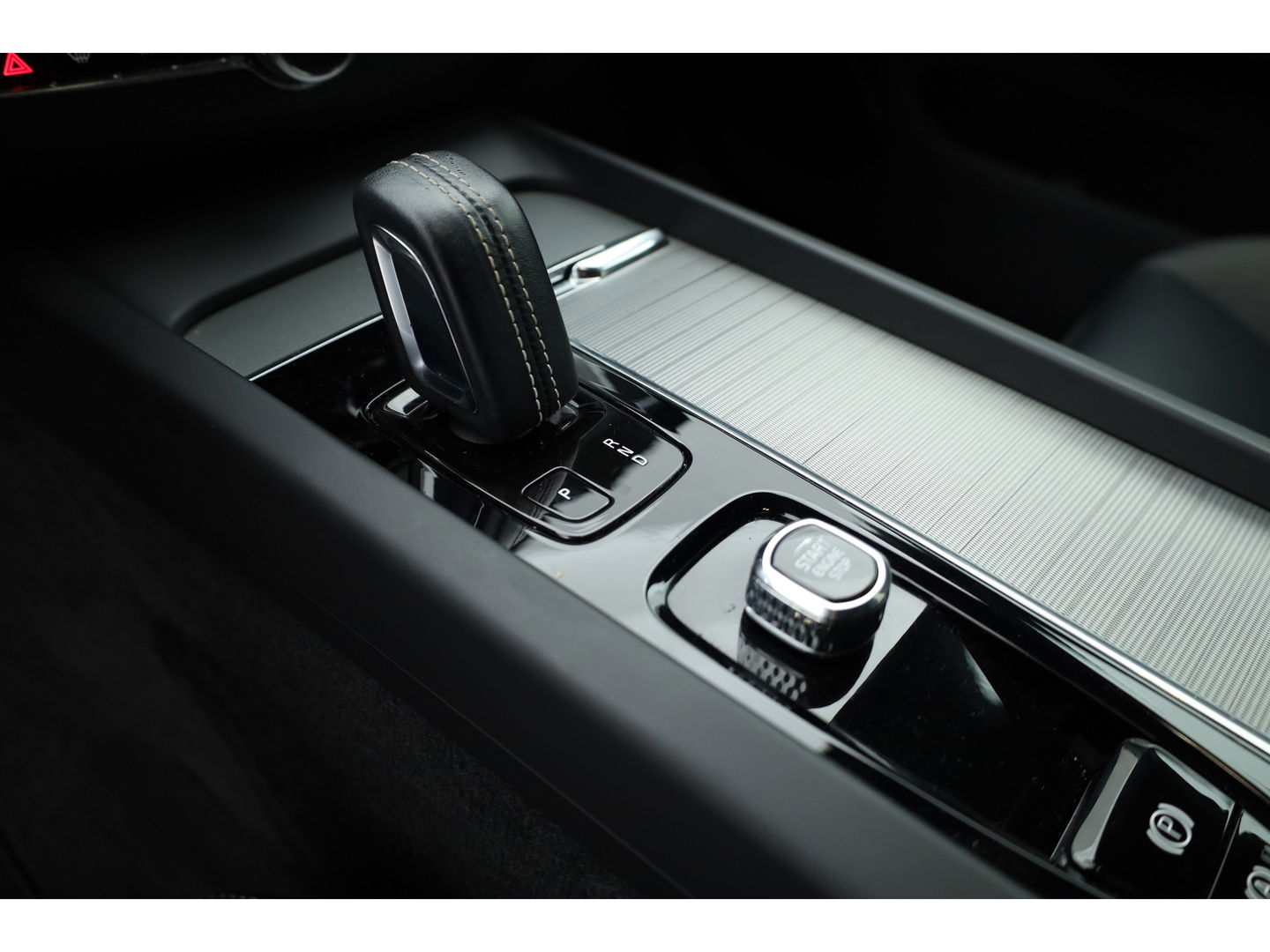 Volvo XC60 2.0 T6 Plug-in hybrid AWD R-Design | Facelift | Long Range | Pano-dak | 21 inch | Sportstoelen | 360 camera | ACC | Standkachel