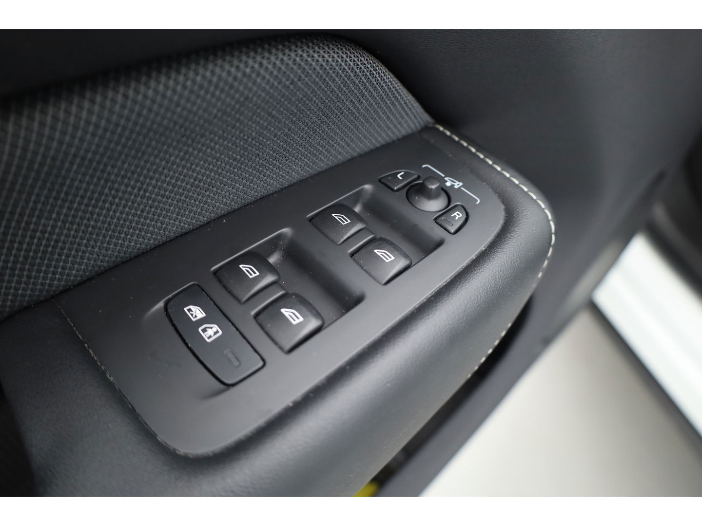 Volvo XC60 2.0 T6 Plug-in hybrid AWD R-Design | Facelift | Long Range | Pano-dak | 21 inch | Sportstoelen | 360 camera | ACC | Standkachel