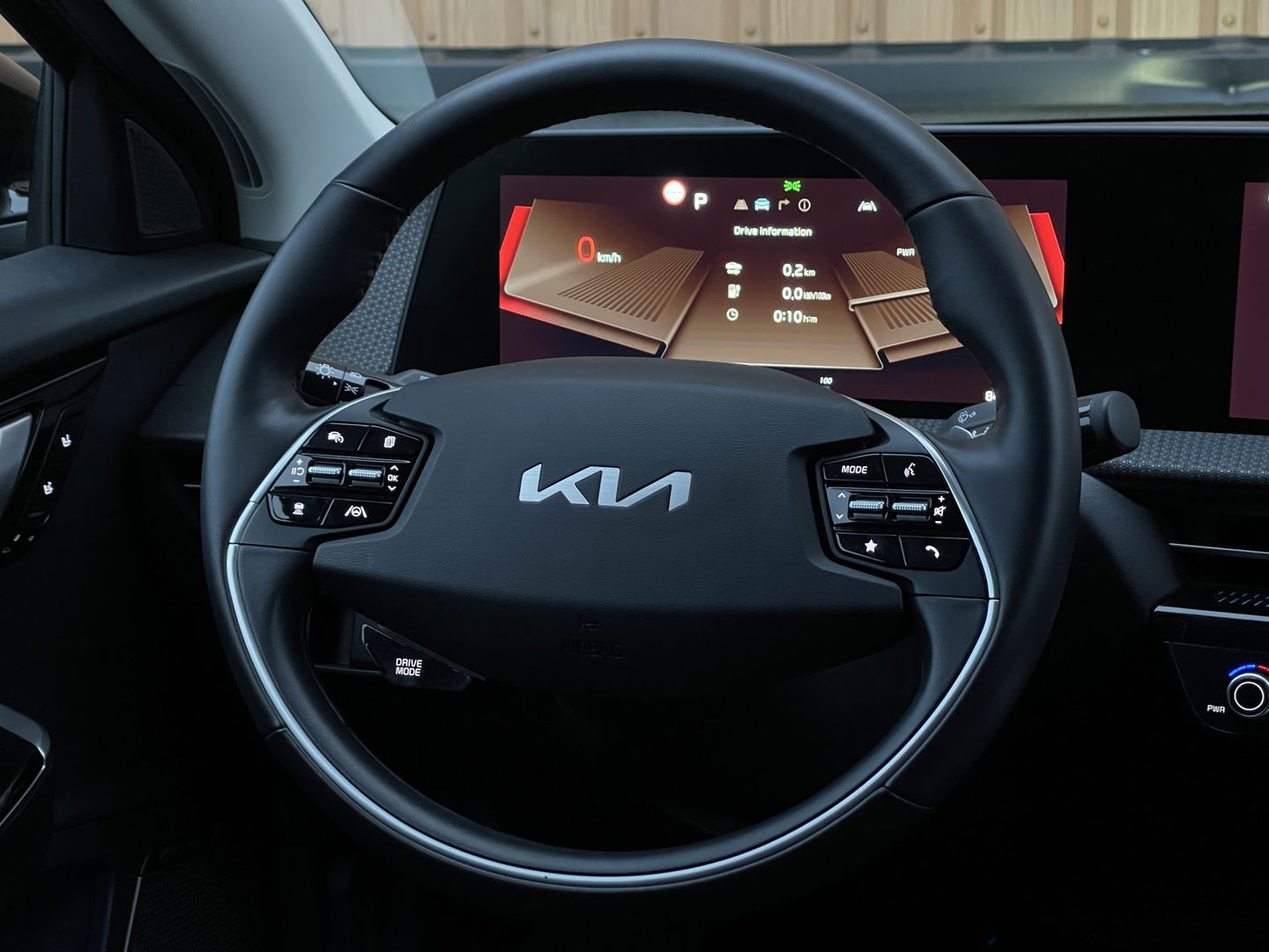 Kia Ev6 Plus 77.4 kWh | SoH 100% | Apple Carplay | Achteruitrijcamera | Parkeersensoren | Elektrische Stoelen | Stoelverwarming/verkoeling | DAB | Navigatie | Meridian | Stuurverwarming |