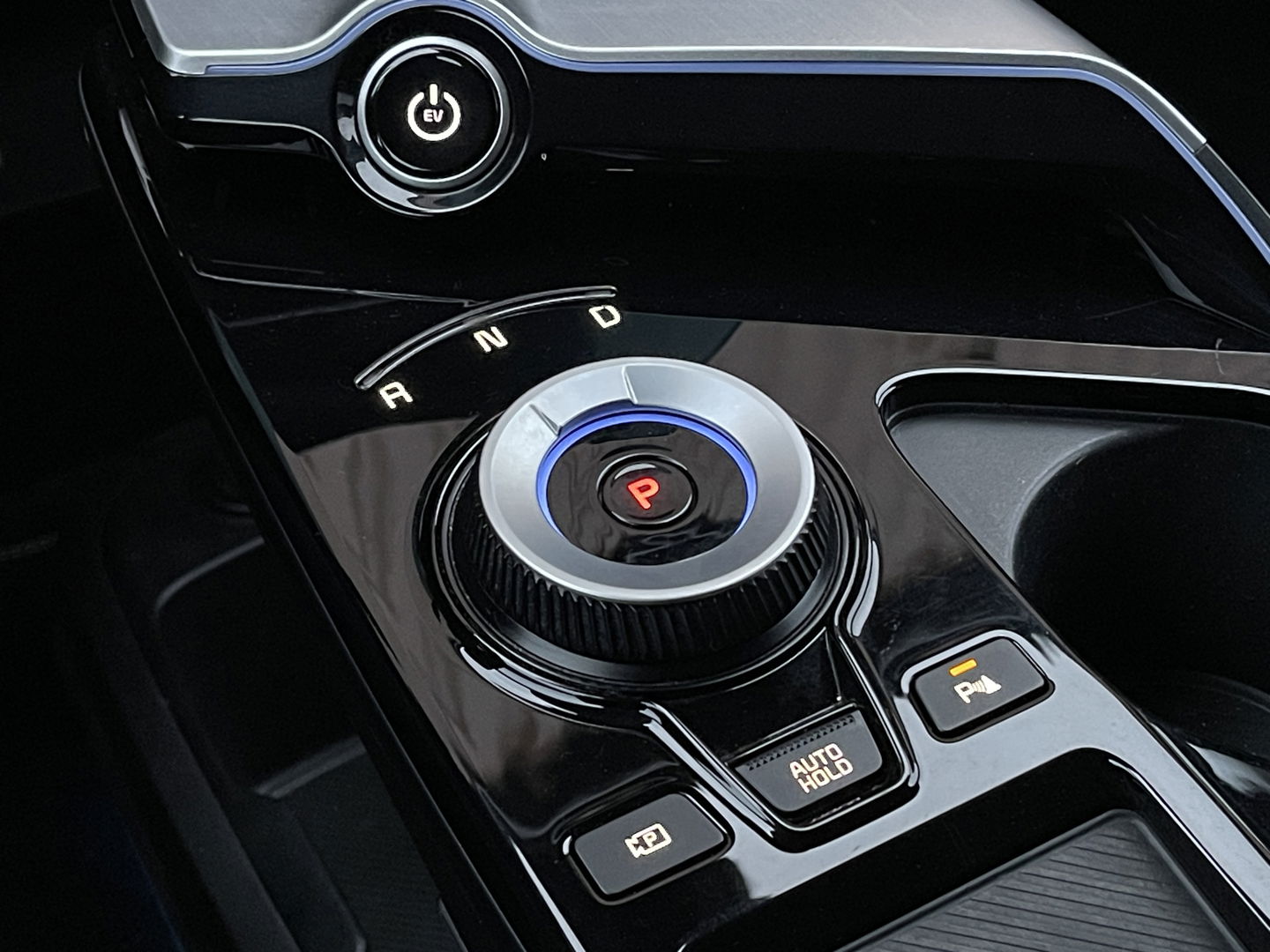 Kia Ev6 Plus 77.4 kWh | SoH 100% | Apple Carplay | Achteruitrijcamera | Parkeersensoren | Elektrische Stoelen | Stoelverwarming/verkoeling | DAB | Navigatie | Meridian | Stuurverwarming |