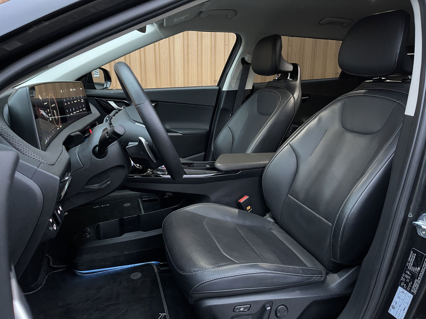 Kia Ev6 Plus 77.4 kWh | SoH 100% | Apple Carplay | Achteruitrijcamera | Parkeersensoren | Elektrische Stoelen | Stoelverwarming/verkoeling | DAB | Navigatie | Meridian | Stuurverwarming |