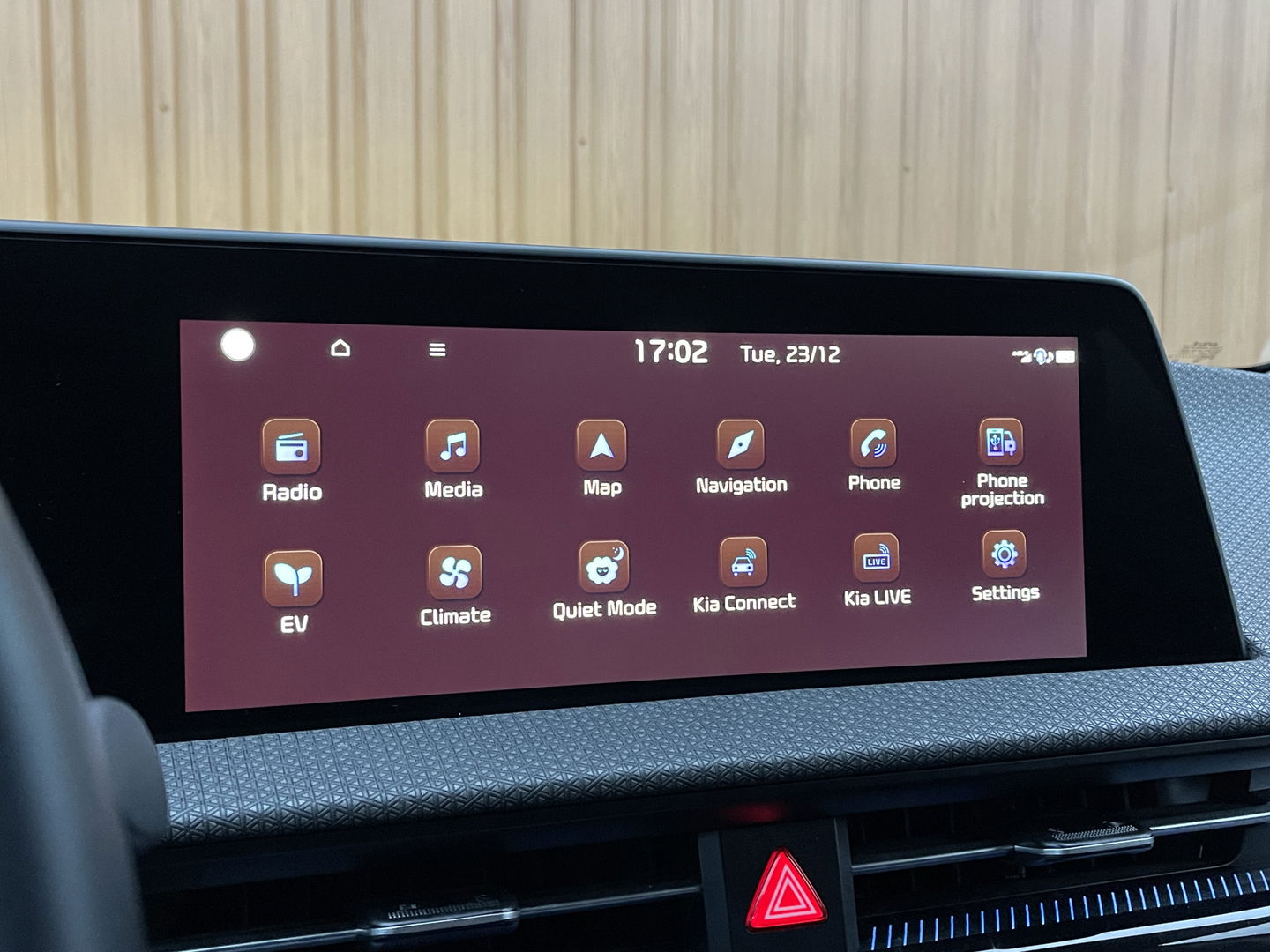 Kia Ev6 Plus 77.4 kWh | SoH 100% | Apple Carplay | Achteruitrijcamera | Parkeersensoren | Elektrische Stoelen | Stoelverwarming/verkoeling | DAB | Navigatie | Meridian | Stuurverwarming |