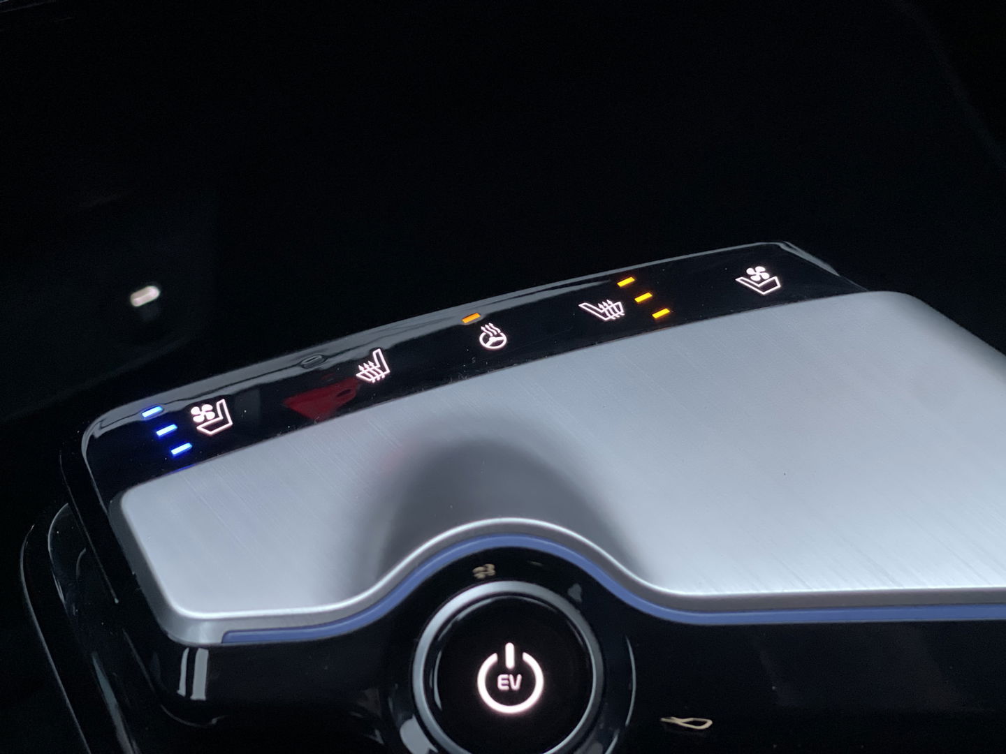 Kia Ev6 Plus 77.4 kWh | SoH 100% | Apple Carplay | Achteruitrijcamera | Parkeersensoren | Elektrische Stoelen | Stoelverwarming/verkoeling | DAB | Navigatie | Meridian | Stuurverwarming |