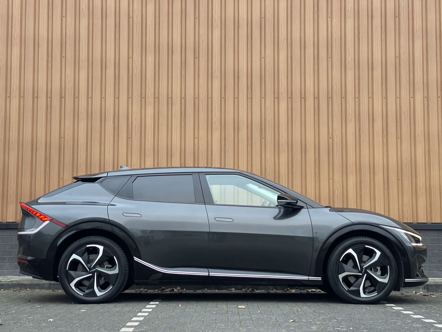 Kia Ev6 Plus 77.4 kWh | SoH 100% | Apple Carplay | Achteruitrijcamera | Parkeersensoren | Elektrische Stoelen | Stoelverwarming/verkoeling | DAB | Navigatie | Meridian | Stuurverwarming |