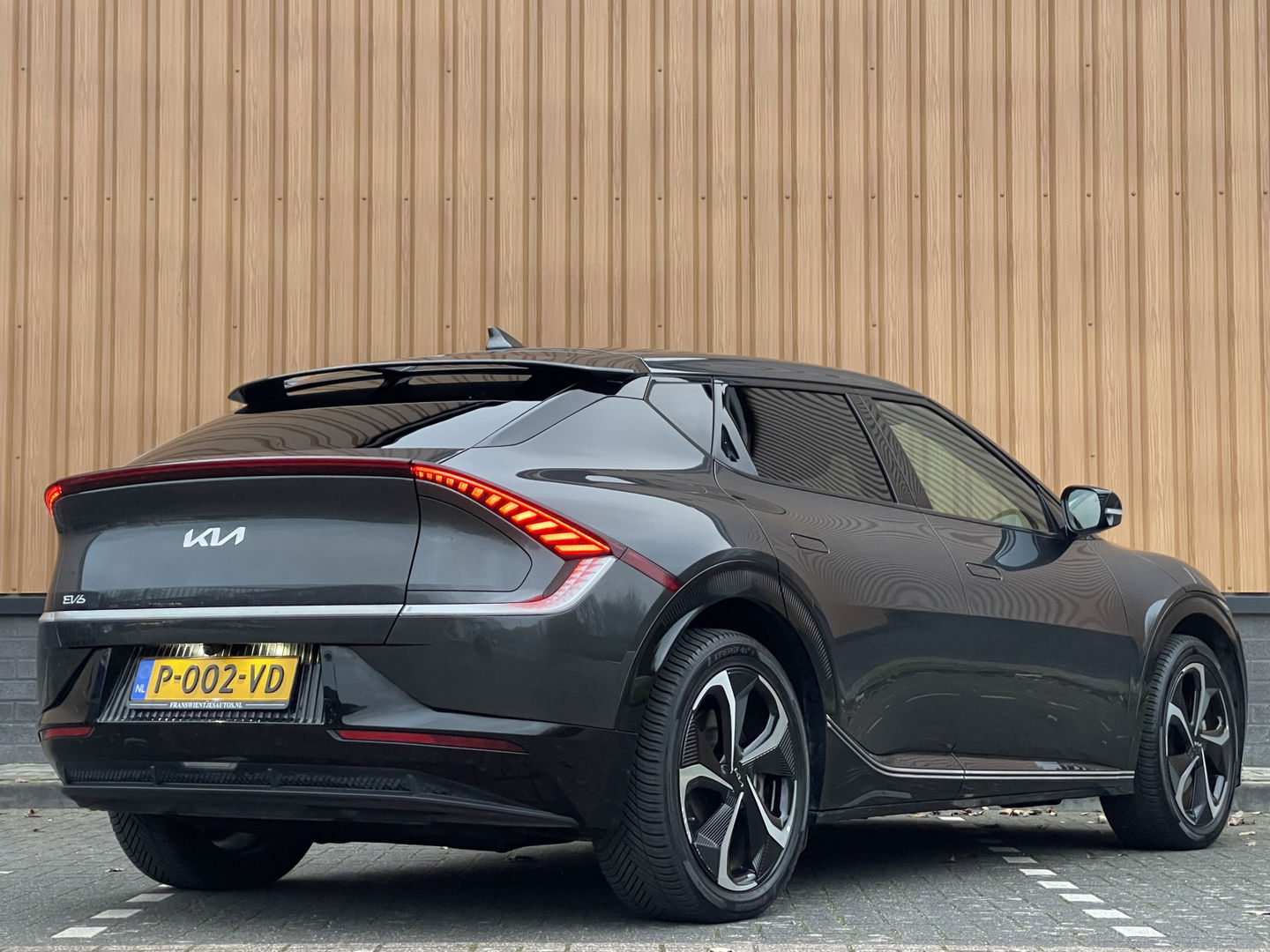 Kia Ev6 Plus 77.4 kWh | SoH 100% | Apple Carplay | Achteruitrijcamera | Parkeersensoren | Elektrische Stoelen | Stoelverwarming/verkoeling | DAB | Navigatie | Meridian | Stuurverwarming |