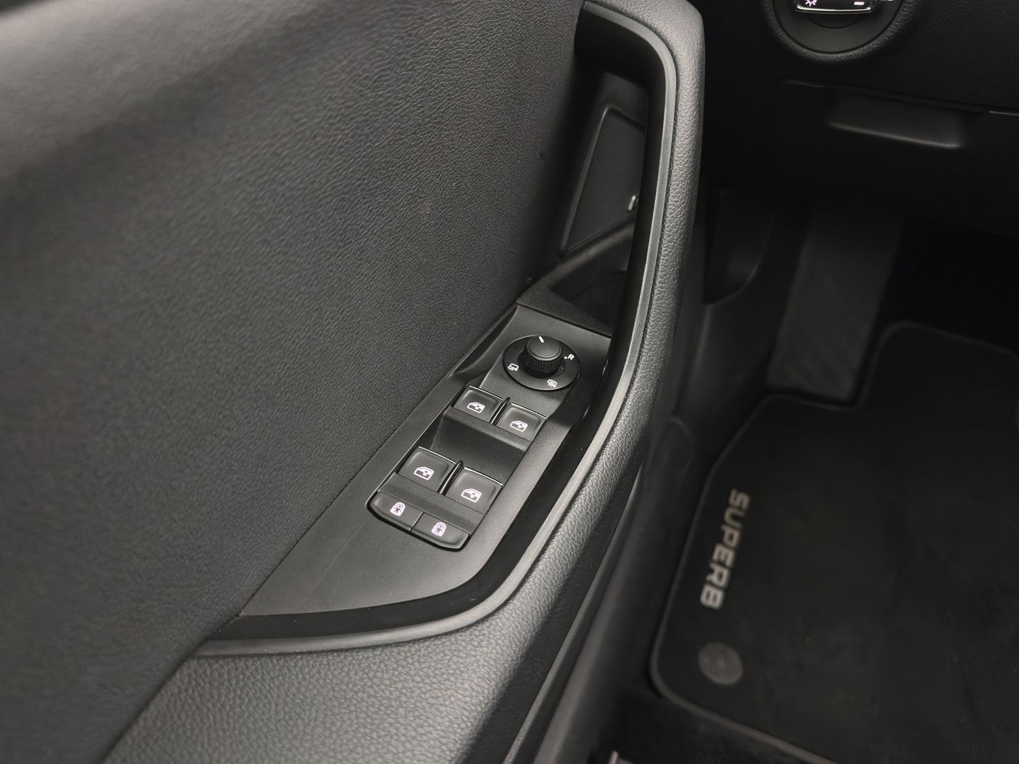 Škoda Superb 2.0 TDI Style Business Aut. *XENON | NAVI-FULLMAP | MEMORY-PACK | HEATED-COMFORTSEATS | DAB+ | KEYLESS | ECC | PDC | CRUISE | PRIVACY-GLASS | TOWBAR | CARPLAY | SHIFT-PADDLES | AMBIENT-LIGHT | 17''ALU*