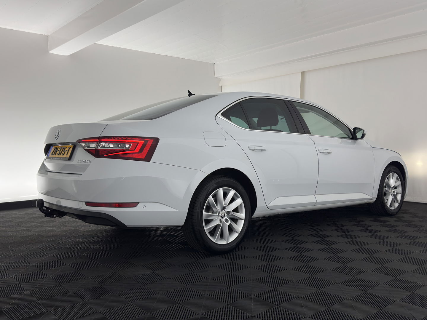 Škoda Superb 2.0 TDI Style Business Aut. *XENON | NAVI-FULLMAP | MEMORY-PACK | HEATED-COMFORTSEATS | DAB+ | KEYLESS | ECC | PDC | CRUISE | PRIVACY-GLASS | TOWBAR | CARPLAY | SHIFT-PADDLES | AMBIENT-LIGHT | 17''ALU*