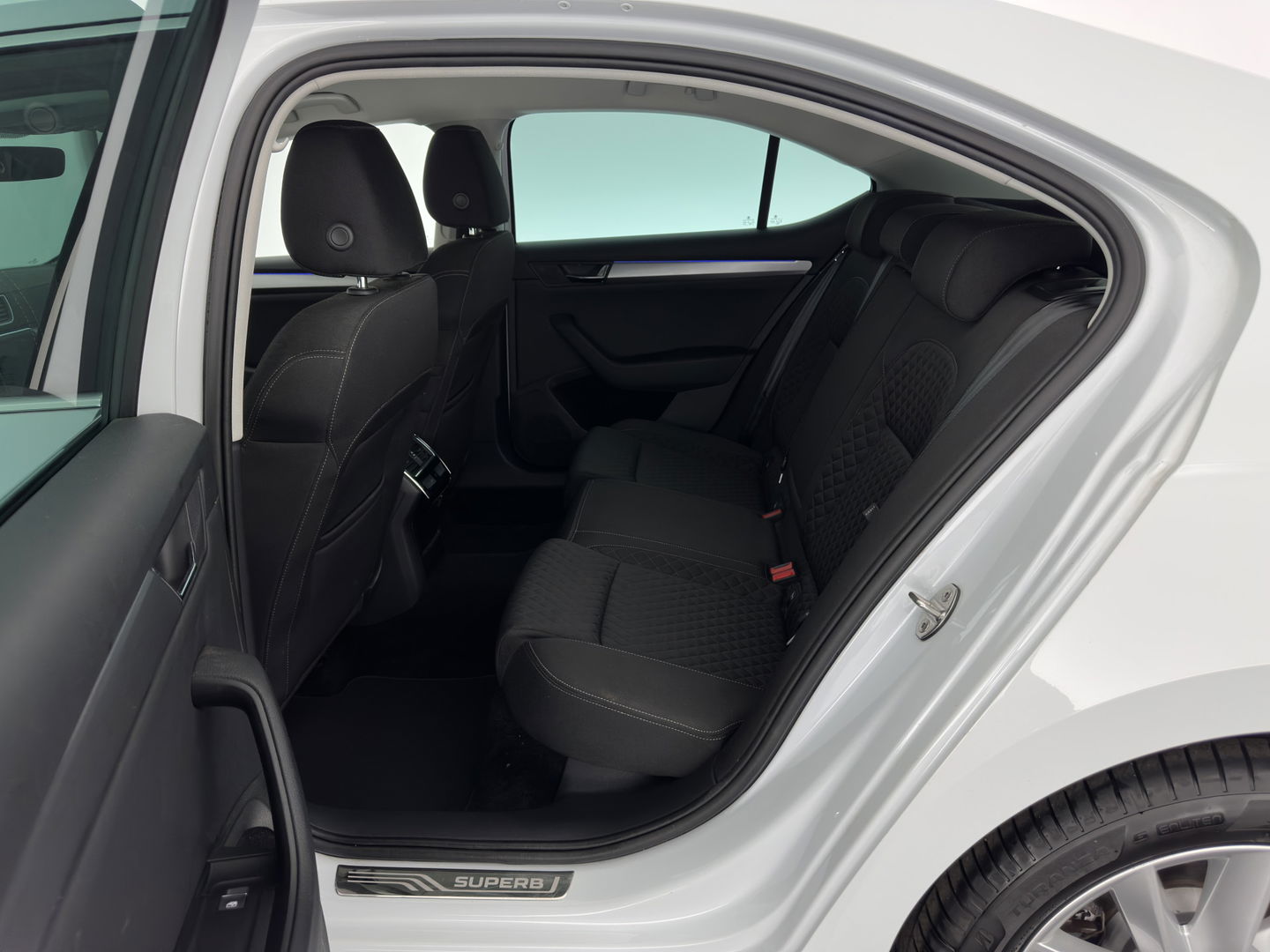 Škoda Superb 2.0 TDI Style Business Aut. *XENON | NAVI-FULLMAP | MEMORY-PACK | HEATED-COMFORTSEATS | DAB+ | KEYLESS | ECC | PDC | CRUISE | PRIVACY-GLASS | TOWBAR | CARPLAY | SHIFT-PADDLES | AMBIENT-LIGHT | 17''ALU*