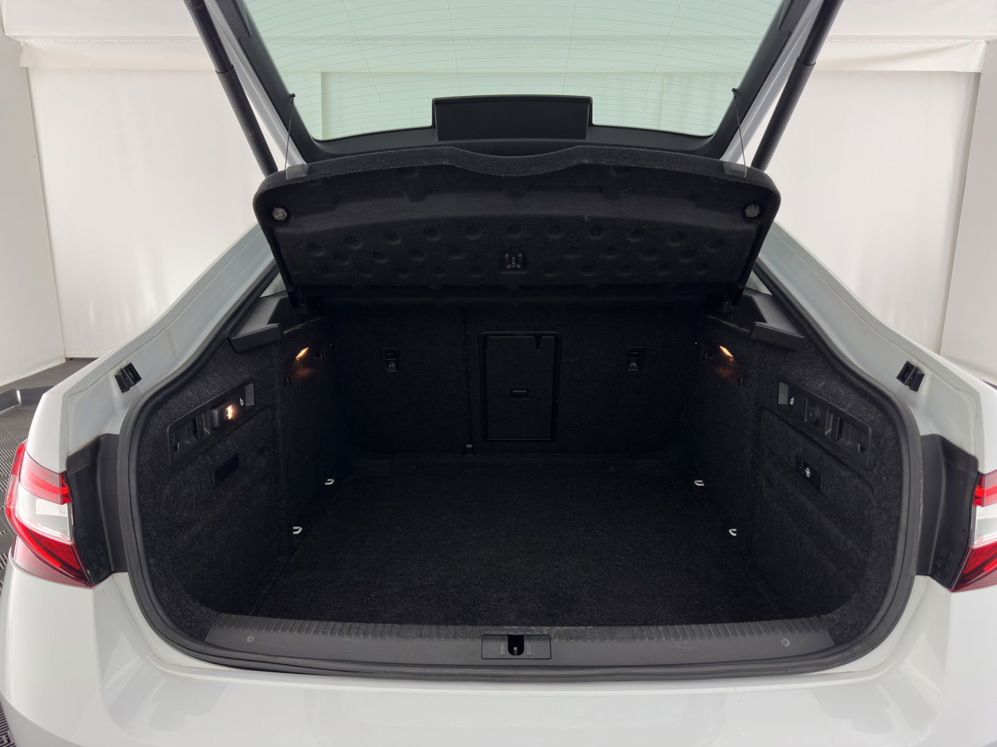 Škoda Superb 2.0 TDI Style Business Aut. *XENON | NAVI-FULLMAP | MEMORY-PACK | HEATED-COMFORTSEATS | DAB+ | KEYLESS | ECC | PDC | CRUISE | PRIVACY-GLASS | TOWBAR | CARPLAY | SHIFT-PADDLES | AMBIENT-LIGHT | 17''ALU*