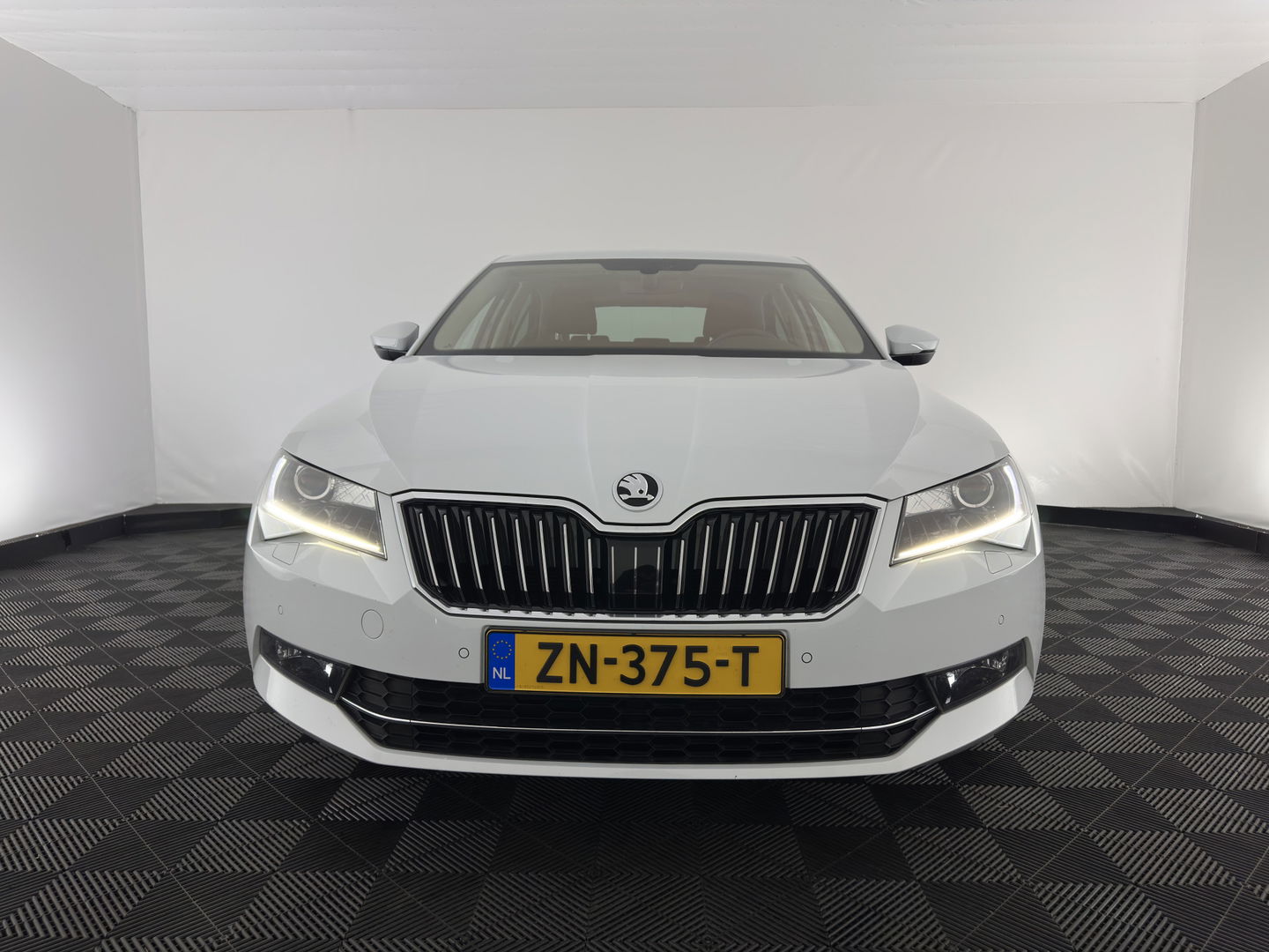 Škoda Superb 2.0 TDI Style Business Aut. *XENON | NAVI-FULLMAP | MEMORY-PACK | HEATED-COMFORTSEATS | DAB+ | KEYLESS | ECC | PDC | CRUISE | PRIVACY-GLASS | TOWBAR | CARPLAY | SHIFT-PADDLES | AMBIENT-LIGHT | 17''ALU*