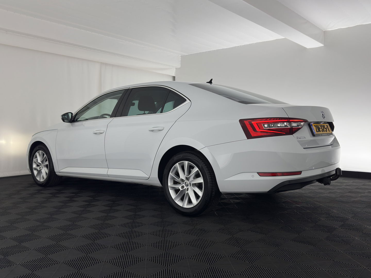 Škoda Superb 2.0 TDI Style Business Aut. *XENON | NAVI-FULLMAP | MEMORY-PACK | HEATED-COMFORTSEATS | DAB+ | KEYLESS | ECC | PDC | CRUISE | PRIVACY-GLASS | TOWBAR | CARPLAY | SHIFT-PADDLES | AMBIENT-LIGHT | 17''ALU*