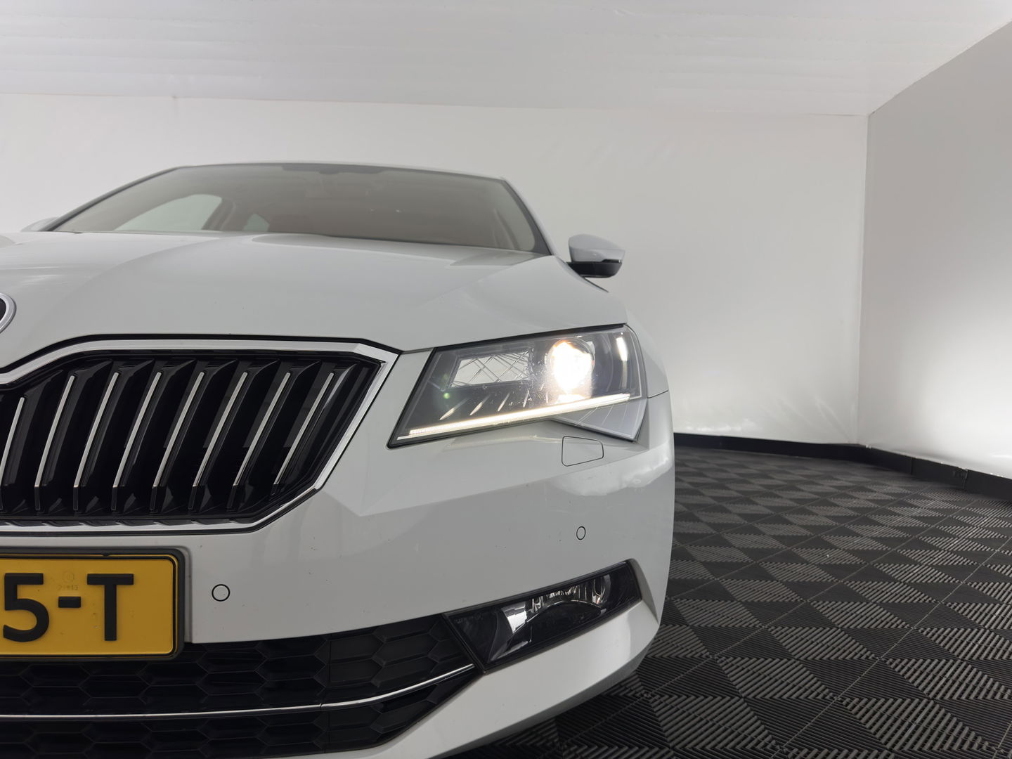 Škoda Superb 2.0 TDI Style Business Aut. *XENON | NAVI-FULLMAP | MEMORY-PACK | HEATED-COMFORTSEATS | DAB+ | KEYLESS | ECC | PDC | CRUISE | PRIVACY-GLASS | TOWBAR | CARPLAY | SHIFT-PADDLES | AMBIENT-LIGHT | 17''ALU*